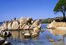 九游娱乐:神来之笔!希罗跌跌撞撞突破到禁区,摔倒前随手一抛打成2+1.